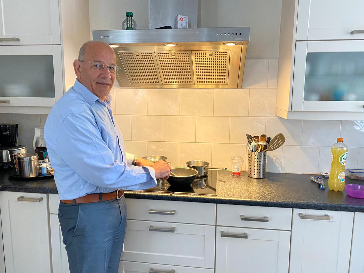 Orlando in de keuken aan het werk